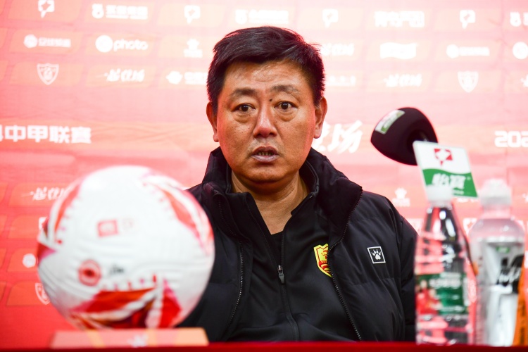 青島媒體：小里瓦爾多缺乏運(yùn)動(dòng)戰(zhàn)進(jìn)球能力，紅獅保級(jí)壓力越來越大